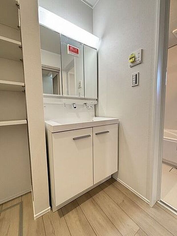 使いやすくお掃除もしやすい大きな洗面ボウル！三面鏡の裏側にある収納スペースは化粧品や洗面小物などを収納できすっきり♪