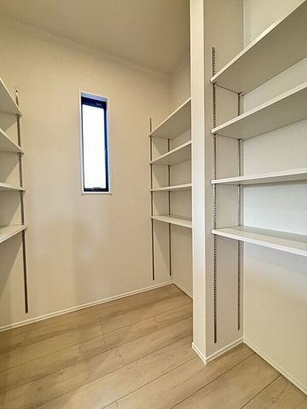 キッチンは家の中でも物が多い場所なので、キッチン側に大きな収納があるとかなり頼もしいです！