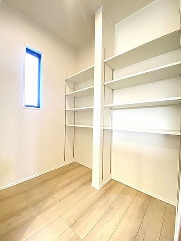 キッチンは家の中でも物が多い場所なので、キッチン側に大きな収納があるとかなり頼もしいです！