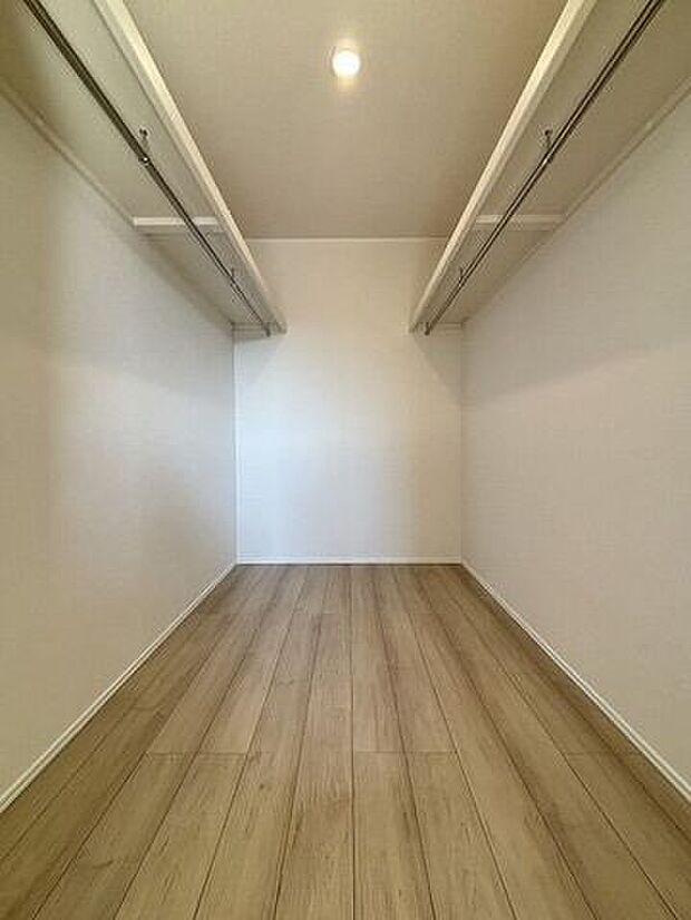 ウォークinクローゼットです♪棚とハンガーパイプが設置され収納しやすく、大きな荷物も収納できます！