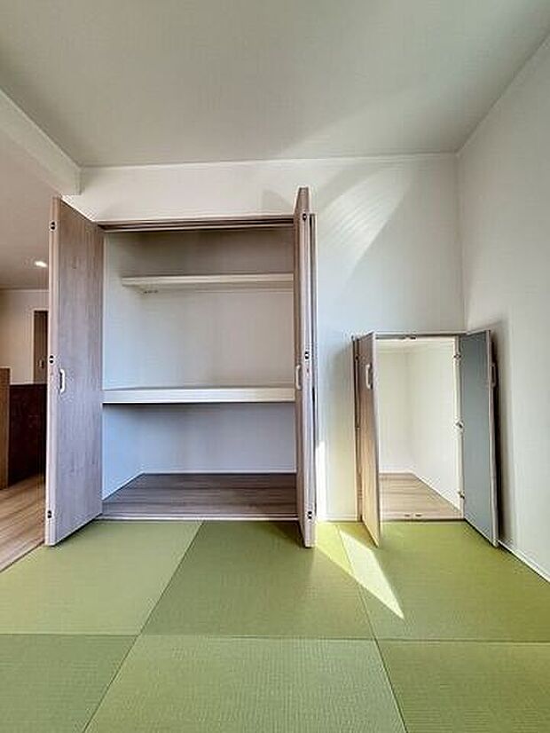 和室にある収納スペースは来客用の座布団やお昼寝用のお布団、リビングで使うものなど収納ができ大変重宝！