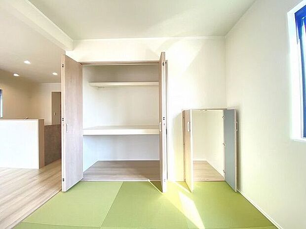和室にある収納スペースは来客用の座布団やお昼寝用のお布団、リビングで使うものなど収納ができ大変重宝！