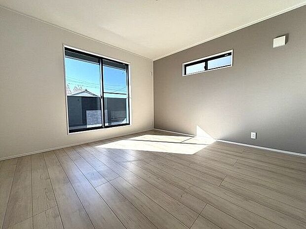 大きな窓によりお部屋をさらに広く・明るく・開放的に感じられます！