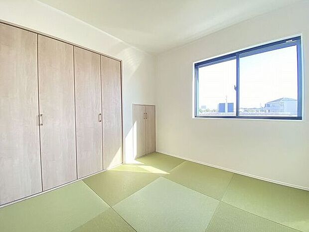 リビングから目が届く和室は、お子様の遊び部屋・お昼寝スペースとして使うのもオススメです♪