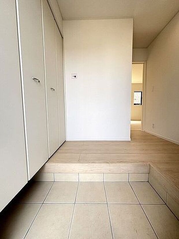 ご家族全員の履物を収納できる大容量のシューズボックス。来客時もスッキリとした玄関でお出迎え♪