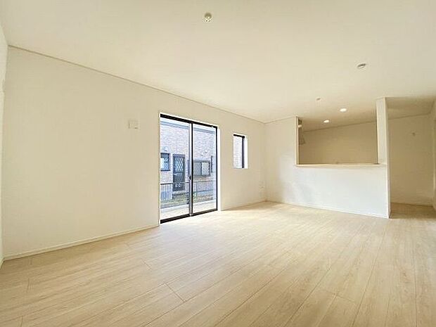 広々としたリビングはキッチンとリビングダイニングを隔てるものがなく、ご家族とのコミュニケーションもとりやすくなっています。