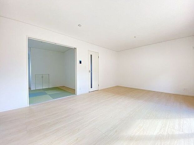 大きな窓が設けられ採光もしっかり取り入れられ、ご家族がゆっくりくつろぐ事ができる明るい温かみのあるリビングです。