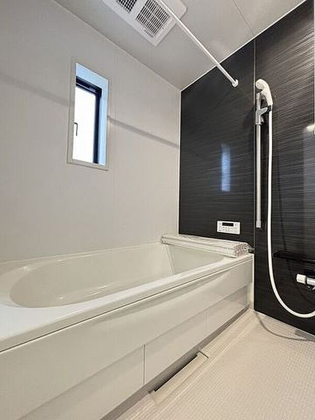 落ち着いた雰囲気の浴室では、ゆったりと1日の疲れを癒す事のできる大きなバスタブです。帰りが遅いご家族の方も気持ちよく入浴頂ける追炊き機能など設備も整っています。