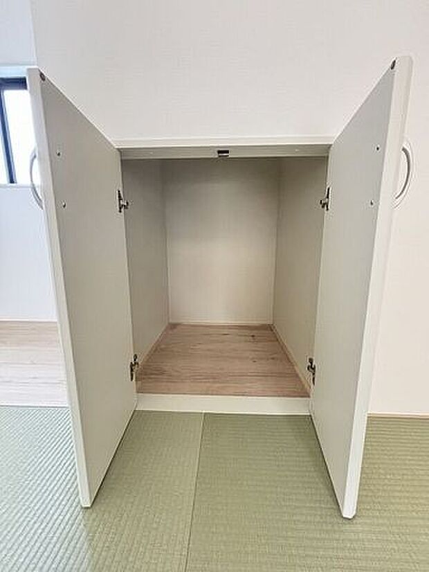 和室に設けられた収納スペースです。来客用の座布団やお昼寝用のお布団やリビングで使うものなど、何でもたくさんしまっておくことができ、あると大変重宝します。