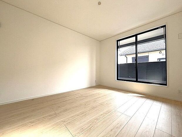 南側に設けられた大きな窓により、お部屋をさらに広く・明るく・開放的に感じられます。