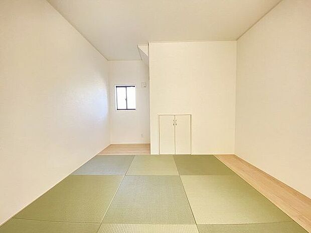 リビングの隣には洋風和室が設けられております。フラットな作りなのでお掃除もしやすく、お昼寝などに便利な落ち着く空間です。