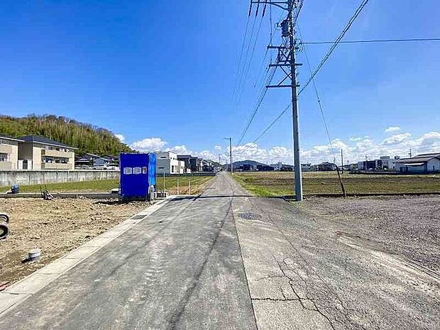 窓から光の入る明るい玄関で、家族やお客様をお迎えできます。