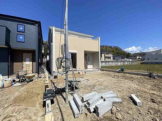 大きな窓が設けられ採光もしっかり取り入れられ、ご家族がゆっくりくつろぐ事ができる明るい温かみのあるリビングです。