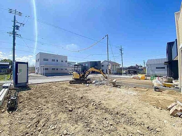 大きな鍋でも楽に洗える大きなシンク。大人数の食事の準備をしても余裕のある広いワークトップ。たっぷりの収納スペース。調理の負担を軽減するキッチン！