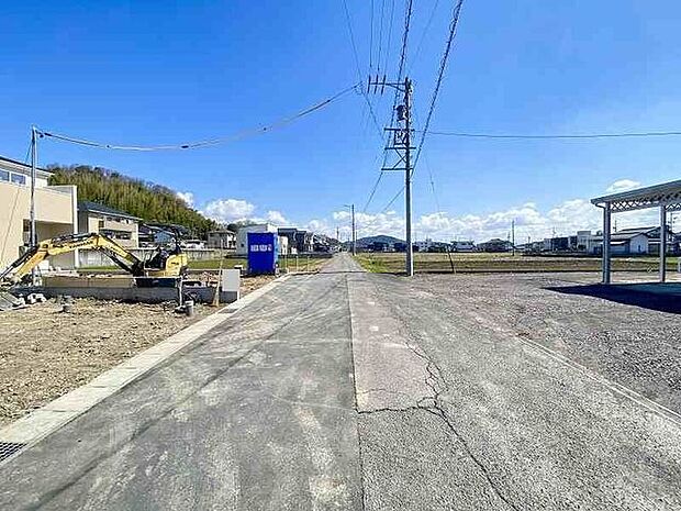 窓から光の入る明るい玄関で、家族やお客様をお迎えできます。