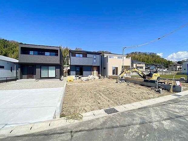 南側からたっぷりの陽が差し込む明るい空間は居心地が良く、ご家族が集まるくつろぎスペース♪