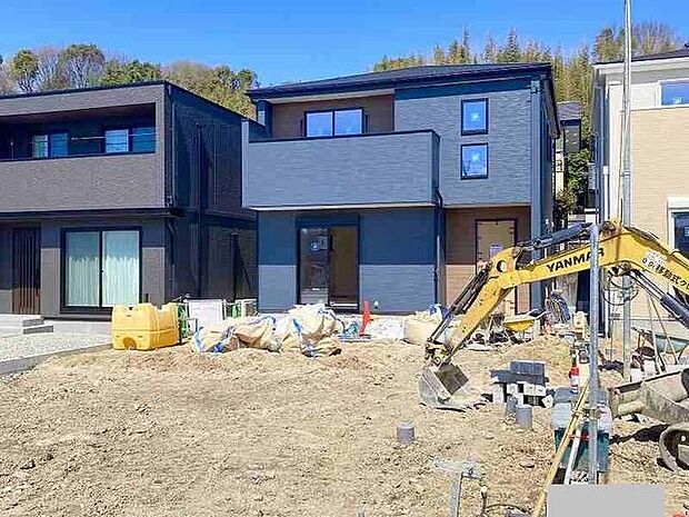 ゆとりのサイズを確保し、ひとりだけでなくお子様や旦那様と一緒にキッチンに立つのに快適なスペースです。床下収納もあります。