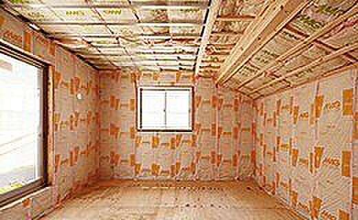 現場管理者や職人さんに、ガラス繊維協会の実践するマイスター認定の取得を奨励しています。断熱材自体の貼りやすさの研究も行い、キレイに貼りやすい断熱材の開発と貼り方の施工技術を構築し実践しています。