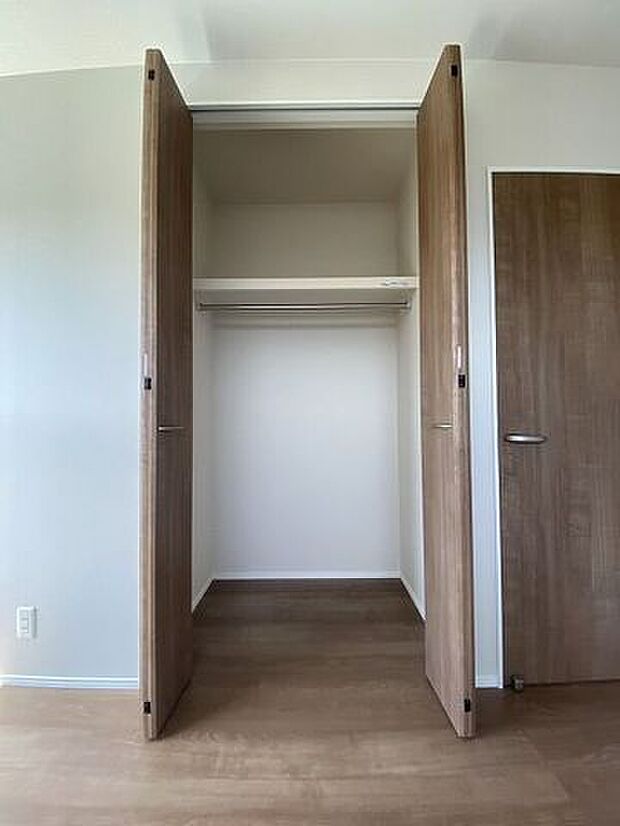 居室にそれぞれクローゼットが設けられていますので、お部屋はすっきり片付き、本来の広さでお使いいただけます。整然としたお部屋で過ごすのは気持ちがいいものですね。