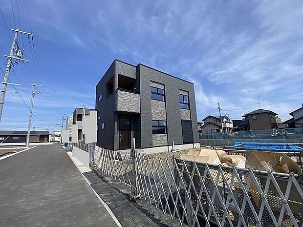 完成前の物件に限り、カラー選択やオプション工事 などのサービス特典が受けられる場合がございます。詳しくお知りになりたい方はお気軽にお問合せください。