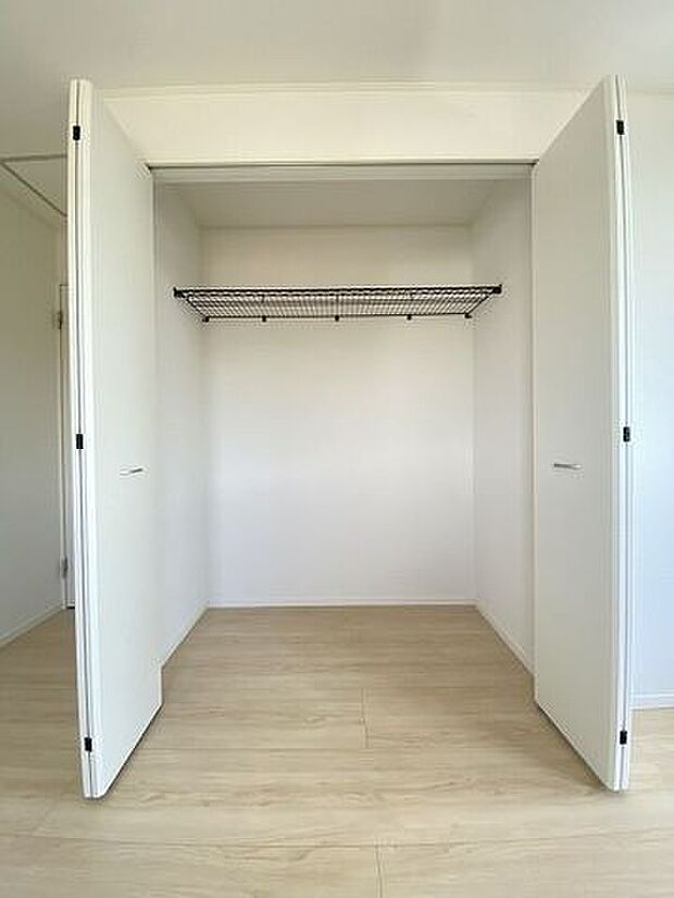 居室にそれぞれクローゼットが設けられていますので、お部屋はすっきり片付き、本来の広さでお使いいただけます。整然としたお部屋で過ごすのは気持ちがいいものですね。
