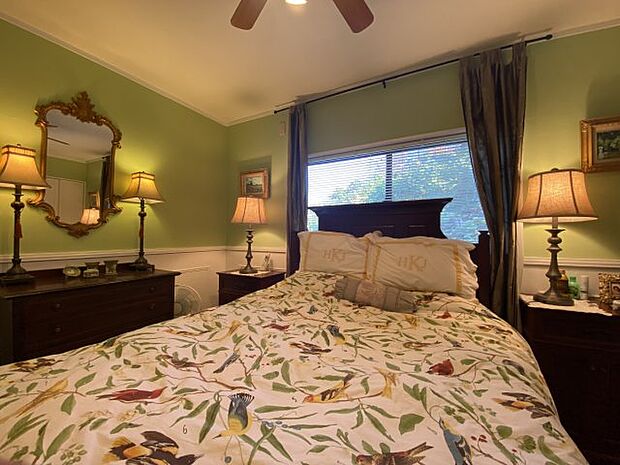 淡い緑で落ち着く寝室