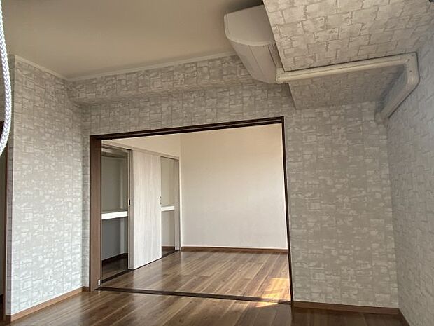 リビング横の洋室と繋がっているため1つの広い空間として使用することもできます。