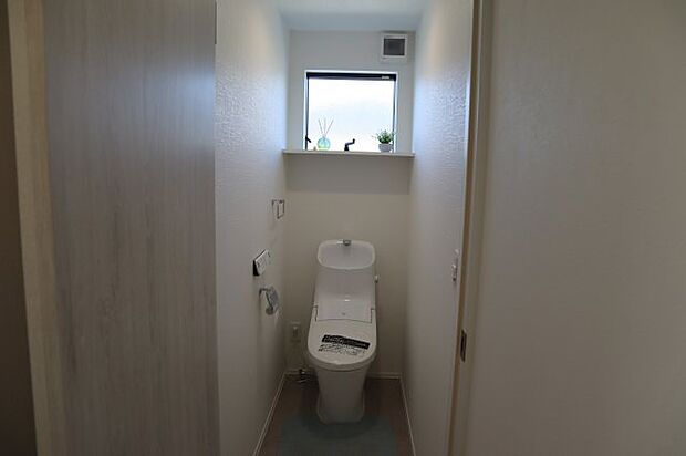 2階のトイレは新築後からほぼ使っていないので綺麗な状態をキープしています。