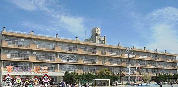 草加市立稲荷小学校 徒歩11分。 810m
