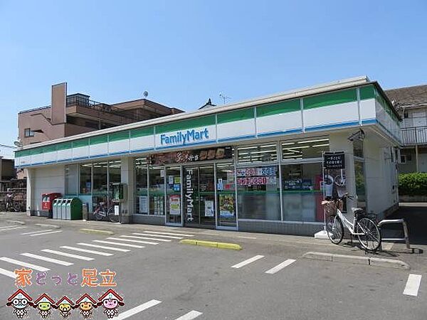 ファミリーマート草加稲荷店 徒歩6分。 470m