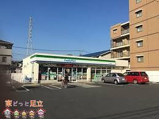 ファミリーマート川口戸塚店 徒歩7分。 530m