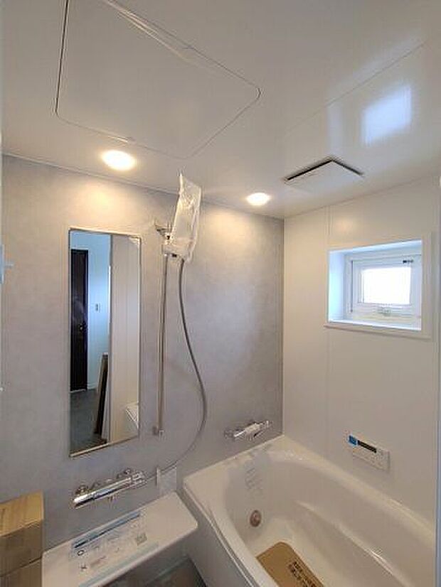 【浴室】窓のある浴室！追い焚き機能付きなので真冬の入浴もぽかぽかです。