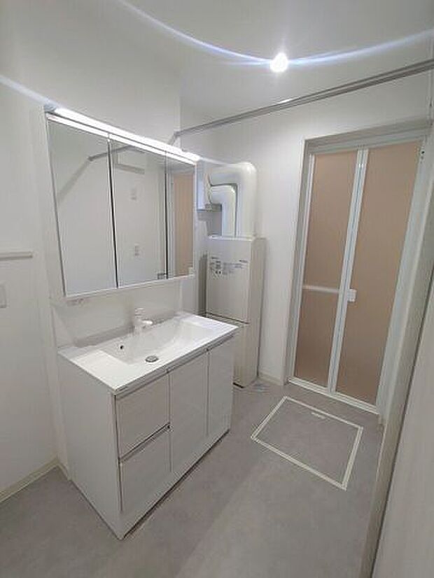 【洗面所】ワイドタイプの洗面化粧台は鏡裏と洗面下に収納スペースを。標準的なものより少し大きめの造りでたっぷりと収納できます。