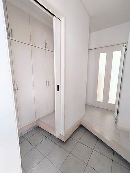 鏡付きの玄関はお出かけ前の身だしなみチェックが出来ます♪