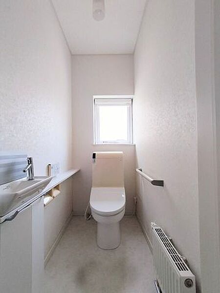 トイレ内にも暖房があり寒い日も安心です