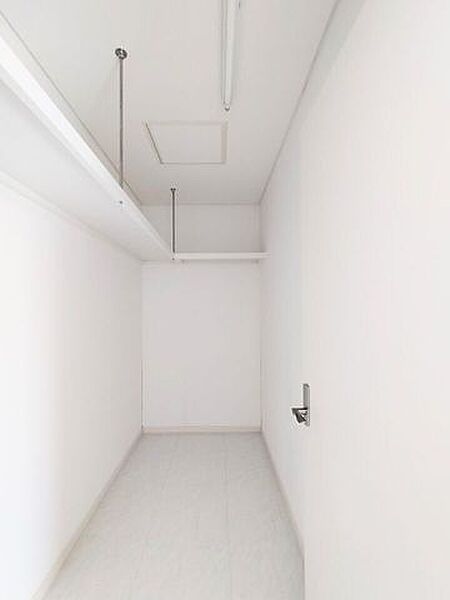 上に棚も付いており収納にも◎