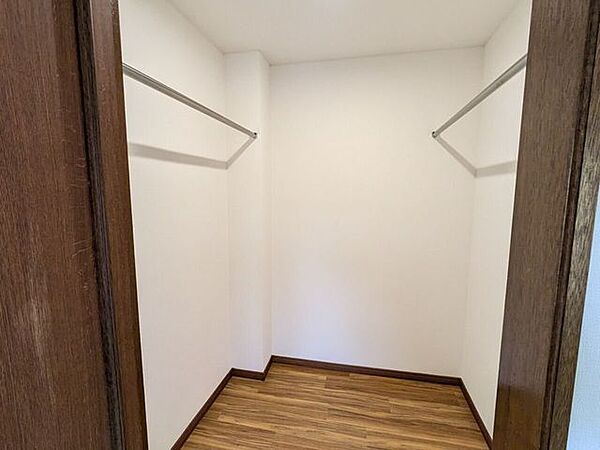 2階南東向き洋室7帖収納スペース