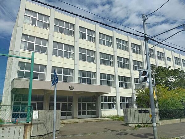 札幌市立苗穂小学校 700m