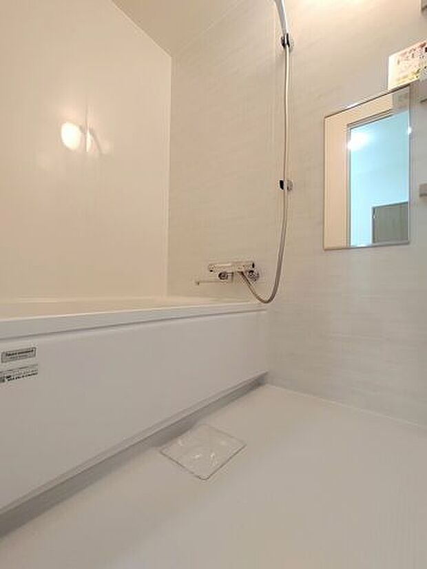 新品交換したバスルーム。白を基調として清潔感があります。余計なものは省いて、無駄のないシンプルな造り。