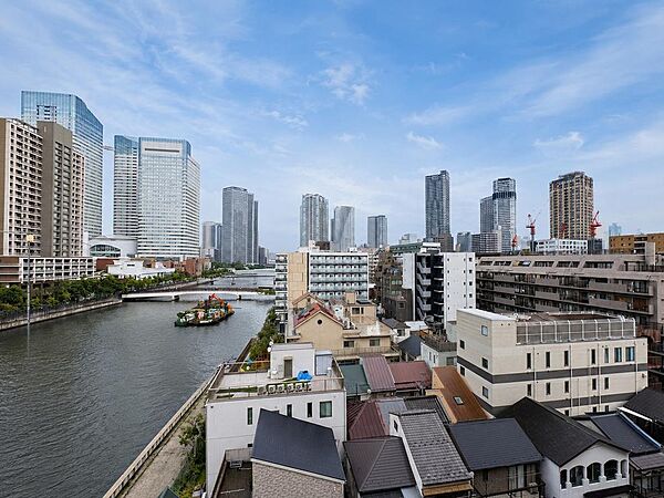 運河と都心の街並みを見渡す開放的な眺望。水辺の景色が、日常に心地よい広がりをもたらします。