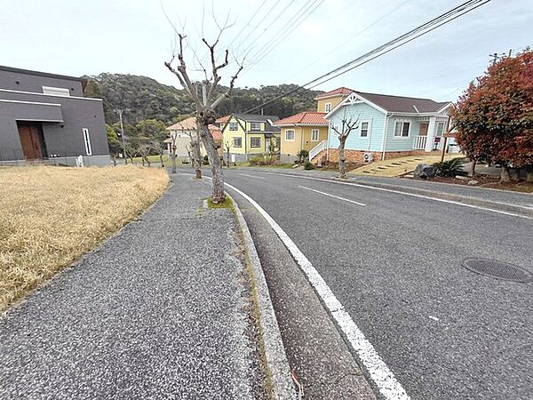 南東側 約8.5ｍ 公道
