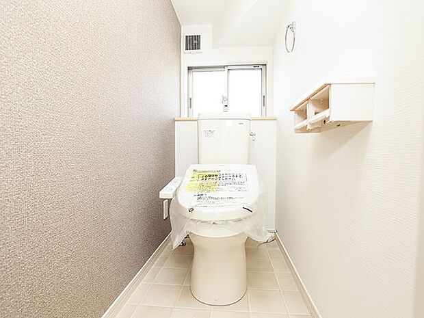 ＼同仕様写真／トイレは1階と2階の2カ所に設置！階段を上り下りせずに使用できるので、高齢の方にも安心です！