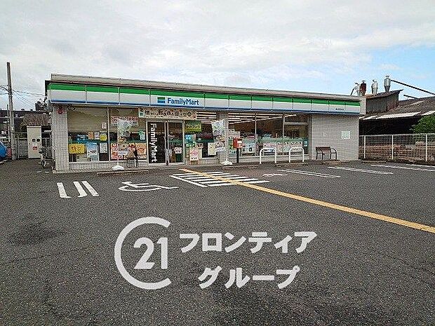コンビニ ファミリーマート　桜井安部木店 560m