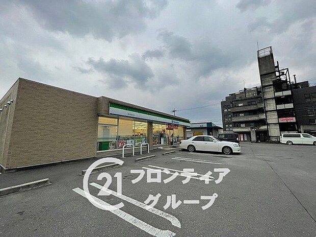 コンビニ ファミリーマート　香芝良福寺店 600m