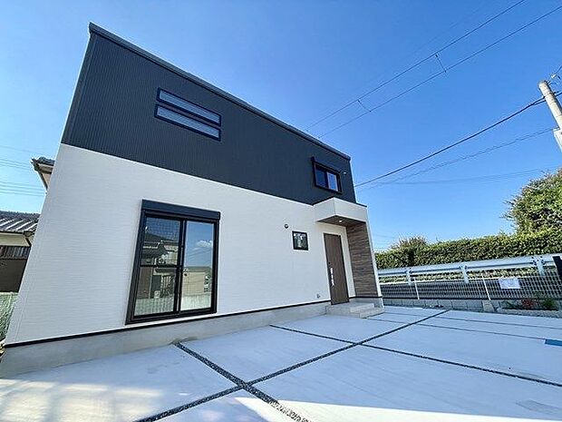 静かな住宅街にたたずむ重厚感あるお家。落ち着いた色合いが素敵ですね。