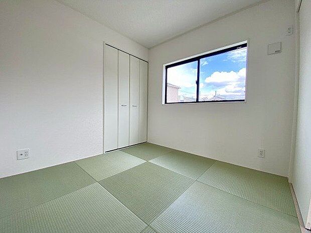 新しいい草香る畳スペースは、使い方色々！客室やお布団で寝るときにぴったりの空間ですね。