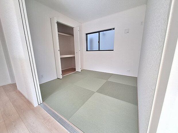 新しいい草香る畳スペースは、使い方色々！客室やお布団で寝るときにぴったりの空間ですね。
