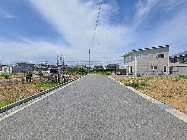 前道が広くお車の出し入れもスムーズにできます前道が広くお車の出し入れもスムーズにできます