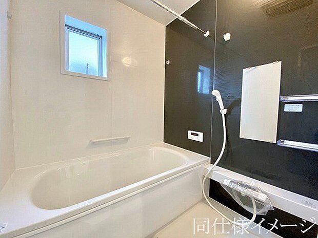＼同仕様写真／ゆったり入れる1坪サイズのゆとり空間。バリアフリー設計に手すり付きなので、お子様が小さい時も、老後も安心できる浴室です。収納棚も取り外しができ、お手入れ楽々