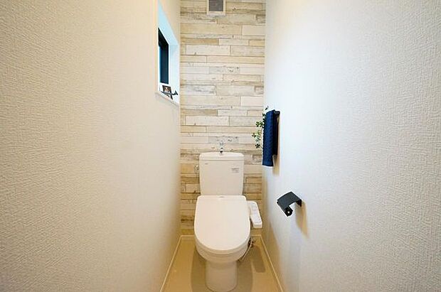【同仕様写真】トイレは温水洗浄付き便器です。壁紙の色、窓の配置等、一邸一邸のこだわりをぜひ現地でご覧ください。